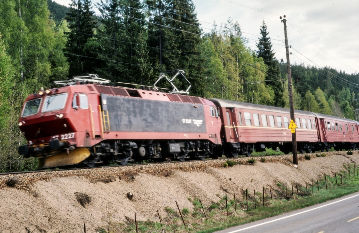 Elektrisk lokomotiv El 17 2227 persontog mellom Kjelsås og Sandermosen