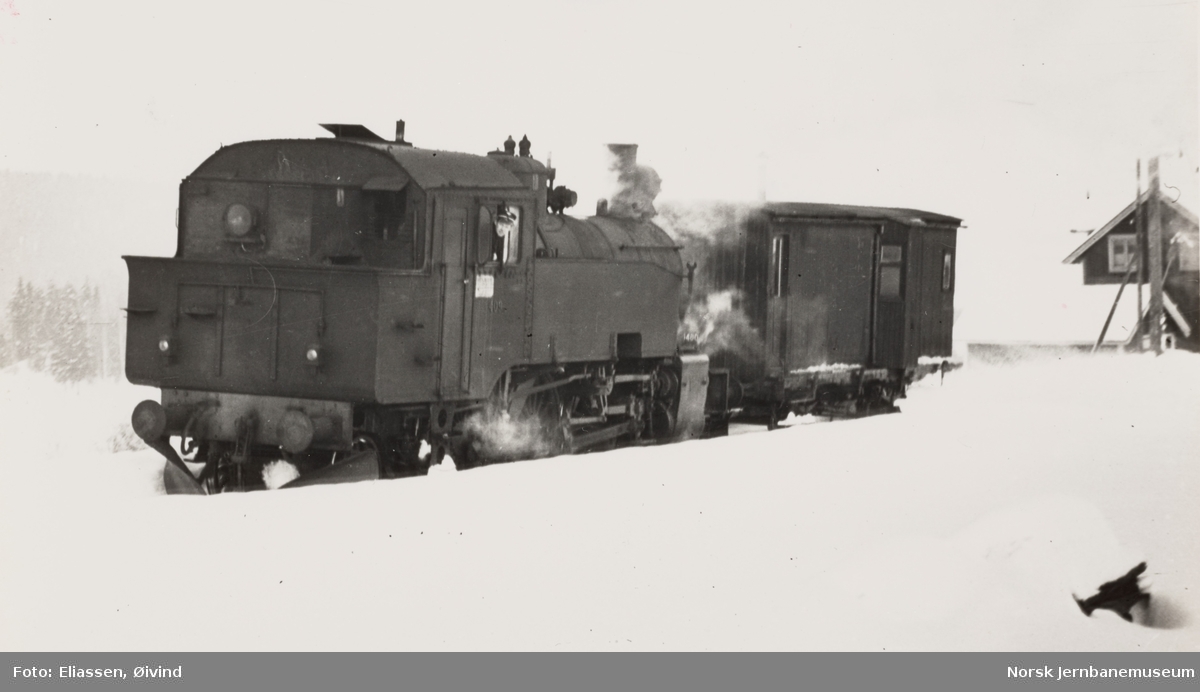 Damplokomotiv type 32a nr. 409 med sporrenser mellom Bø og Lunde stasjoner