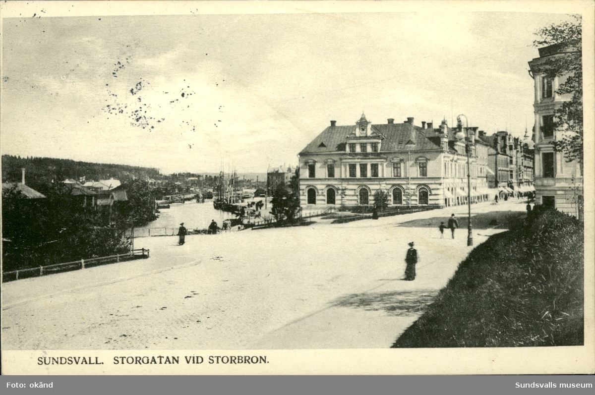 Vykort med motiv över Storgatan och Storbron i Sundsvall.