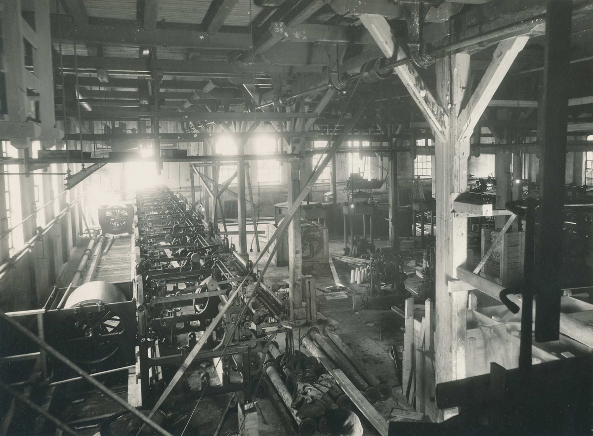 Pappmaskinene i produksjonshallen under ombygning i 1929