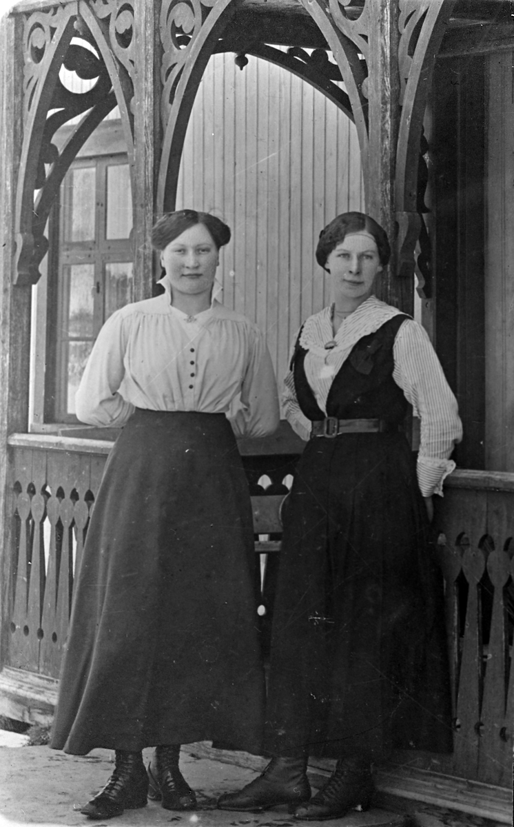 Portrett av to kvinner - Bertine Røsten Skaret og Mari Gulløien (født Fløtten)