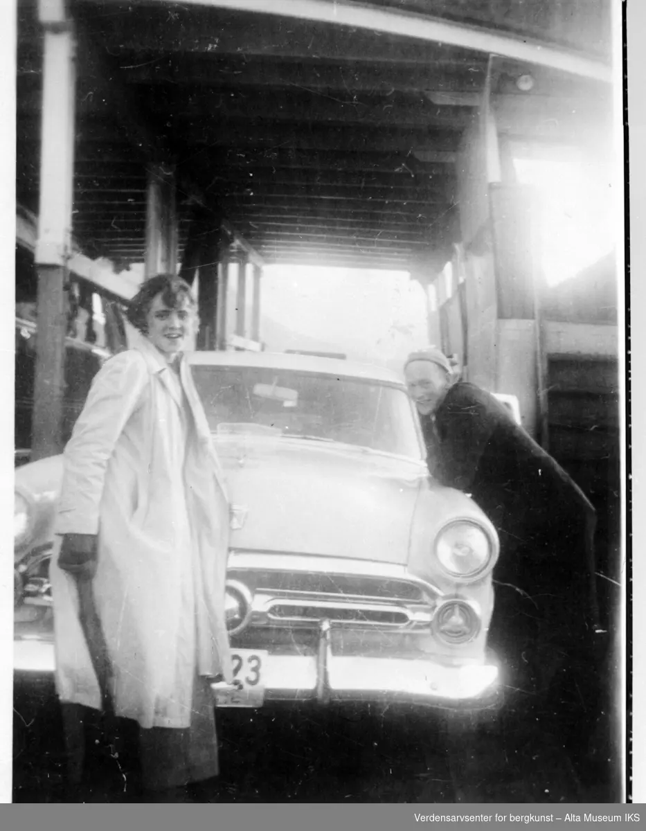 Ågot og Einar på Lyngenferga med en Ford Custom 52-modell.