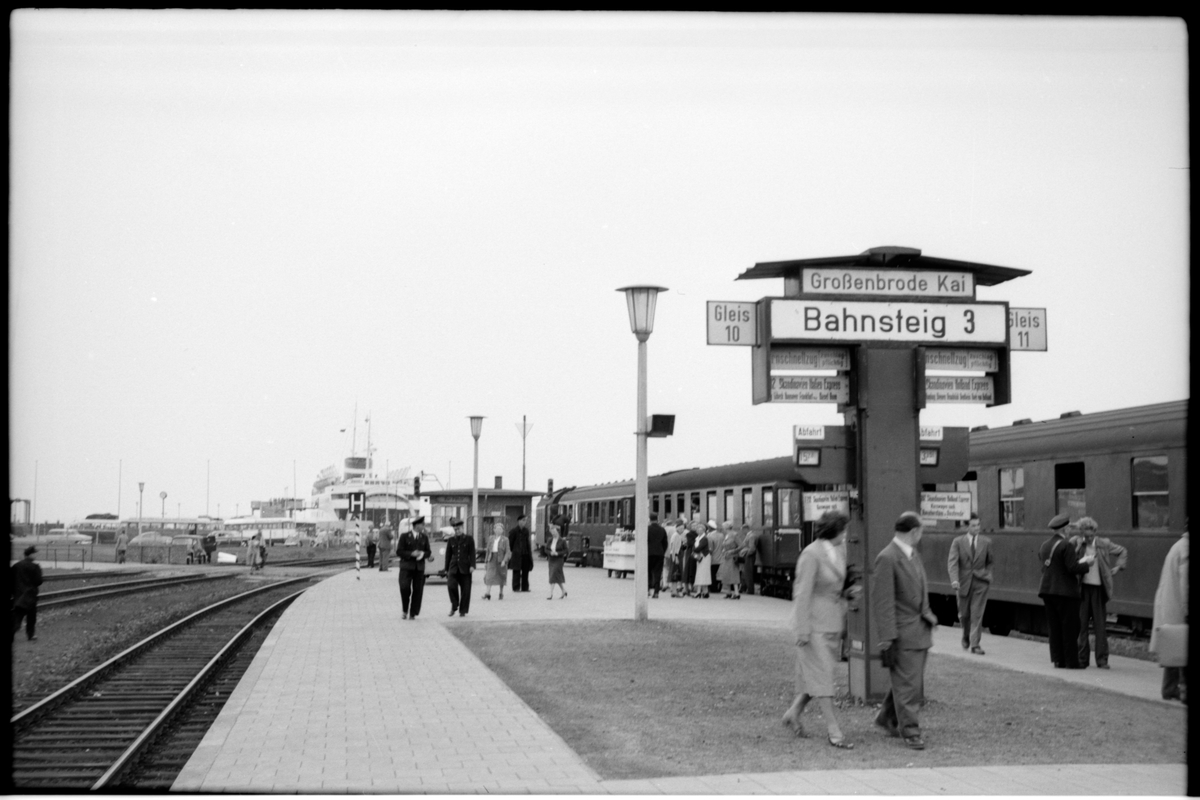 Resande till persontåget vid färjeterminalen i Großenbrode-Kai.