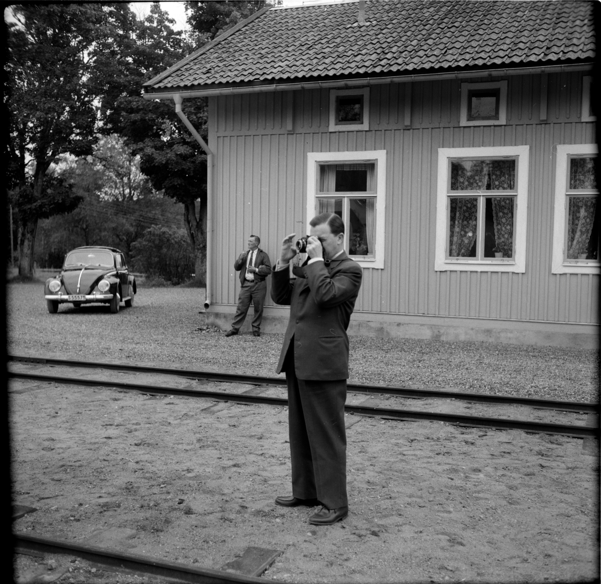 På spåret ses en fotograf  från Svenska Järnvägsklubben, SJKs höst resa på Nordmark - Klarälvens J, NKIJ bangård.