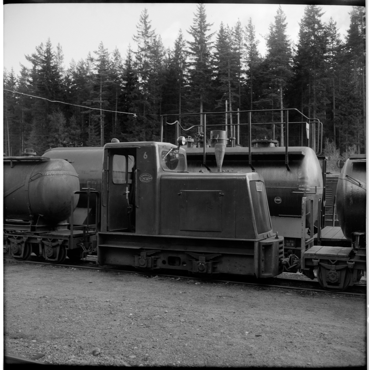 Lokomotor 6 med godsvagnar lastad med cistern.