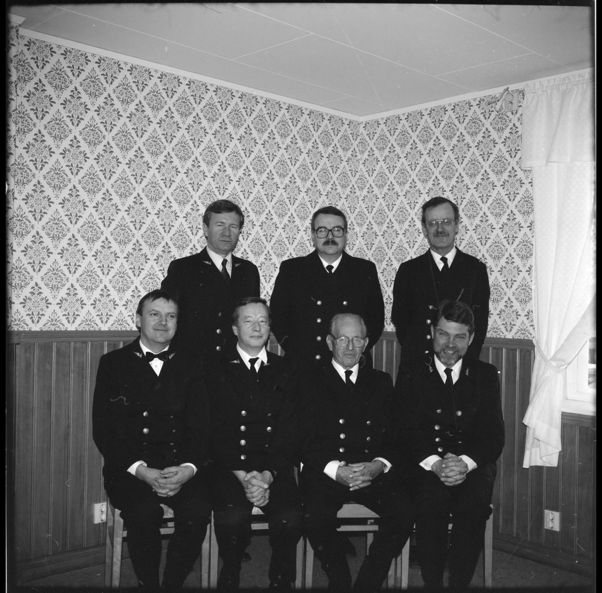 Gruppbild på uniformsklädda män. Troligen styrelsen vid Museijärnvägen, Östra Södermanlands Järnväg, ÖSlJ.
