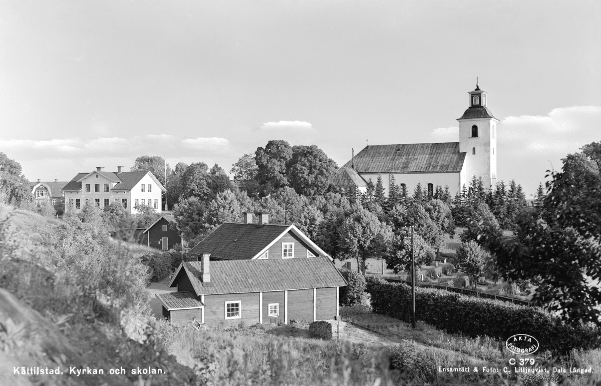 Motiv från Kättilstad i Kinda kommun. Ortens kyrka är uppförd från 1760 och ersatte en äldre som enligt anteckningar stått klar 1489. Arbetet med den nya kyrkan leddes av den kände byggmästaren Petter Frimodig i Linköping. Den vita byggnaden till vänster är socknens kyrkskola.