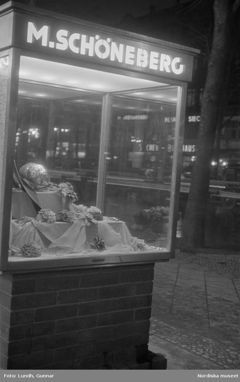 Motiv: Tyskland, Kurfürstendamm (Berlin);
En man bär en reklamskylt om halsen.

Motiv: Tyskland, Kurfürstendamm (Berlin), Sassnitz;
En man blåser i ett horn, skyltfönster med en skyltdocka, gatuvy på kvällen med upplysta skyltfönster.