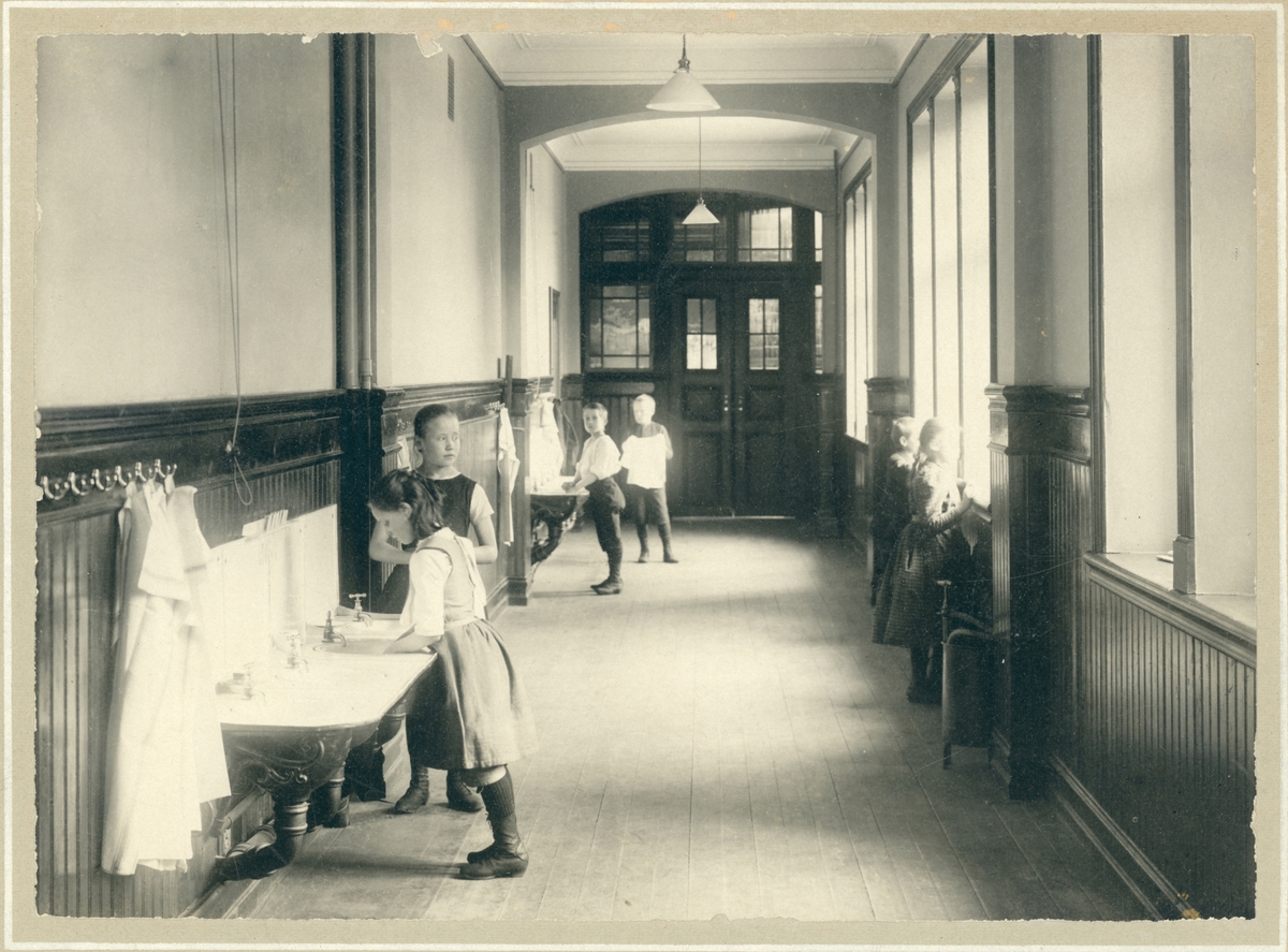 Vänersborg. Fjärde distriktets dövstumskola, senare Vänerskolan. Tvättkorridor ca 1910.