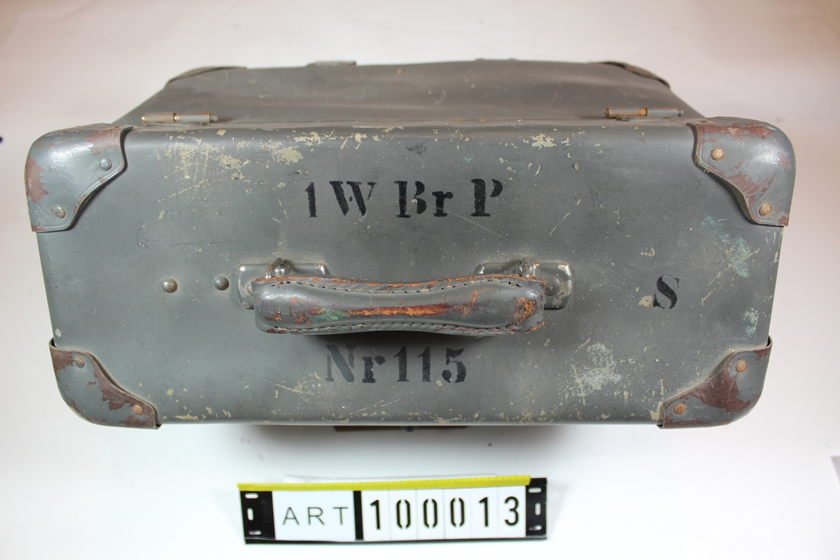 1.	watts bärbar provisorisk radiostation (1 W Br P m/40)

Endast sändarenhet finns på Artillerimuseet.

Tekniska data:
Stationen transporterades på mes av arméns modell och bestod av tre bördor; sändarlåda, mottagarlåda och batterilåda.

Stationens sändare var utförd för telegrafering utan ton, mottagaren för telegrafering och telefonering.

Sändarens frekvensområde var 3700-6000 kHz. Antenneffekten ca 0,5 W.

Mottagarens frekvensområde var 510-1550 kHz, 1500-4000 kHz och 3500-10000 kHz.

Batterilådan bestod av två torrbatterier A63 för anodspänning och en ackumulator D 18 för glödström

Antennen utgjordes av 3 st likadana linor, (en antennlina och två motviktslinor) och kunde anordnas som markantenn eller kastantenn

Stationen finns beskriven i:
Instruktion för 1 watts bärbar provisorisk radiostation (1 W Br P m/40)
Februari 1942

KATD beställde 1941-05-21 av Gylling & Co 200 st radiostationer typ Centrum H1 till ett pris av 129.000:-


Underlag till ”beskrivning” är i huvudsak hämtat ur Försvarets Historiska Telesamlingar
Armén, sammanställning över arméns lätta radiostationer under 1900-talet av
Sven Bertilsson och Thomas Hörstedt (Grön radio).
