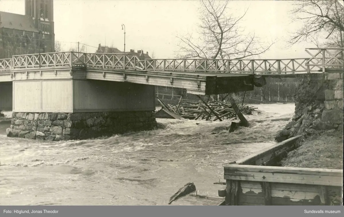 Vykort med motiv över Storbron vid Selångersån under översvämningarna i Sundsvall 1919.