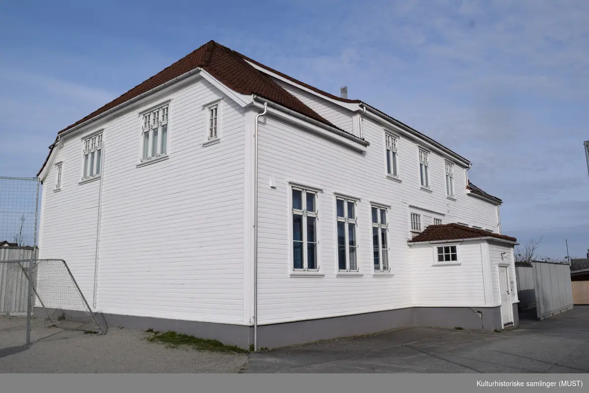 Stavanger skolemuseum er en del av Museum Stavanger (MUST), og er lokalisert på gamle Kvaleberg skole i Stavanger. Museet dokumenterer og formidler utviklingen av grunnskolen i Rogaland fra 1700-tallet fram til i dag, og har gjenstander fra hele perioden. Noen av disse gjenstandene vises i en omgangsskolestue og i klasserom fra 1920-tallet og 1960-tallet. Elevarbeid fra sløyd, håndarbeid og tegning er stilt ut i et formingsrom, og deler av den rikholdige boksamlingen blir vist på skolemuseets bibliotek.

Stavanger skolemuseum ble etablert i 1925 under navnet Sør- og Vestlandske skolemuseum.