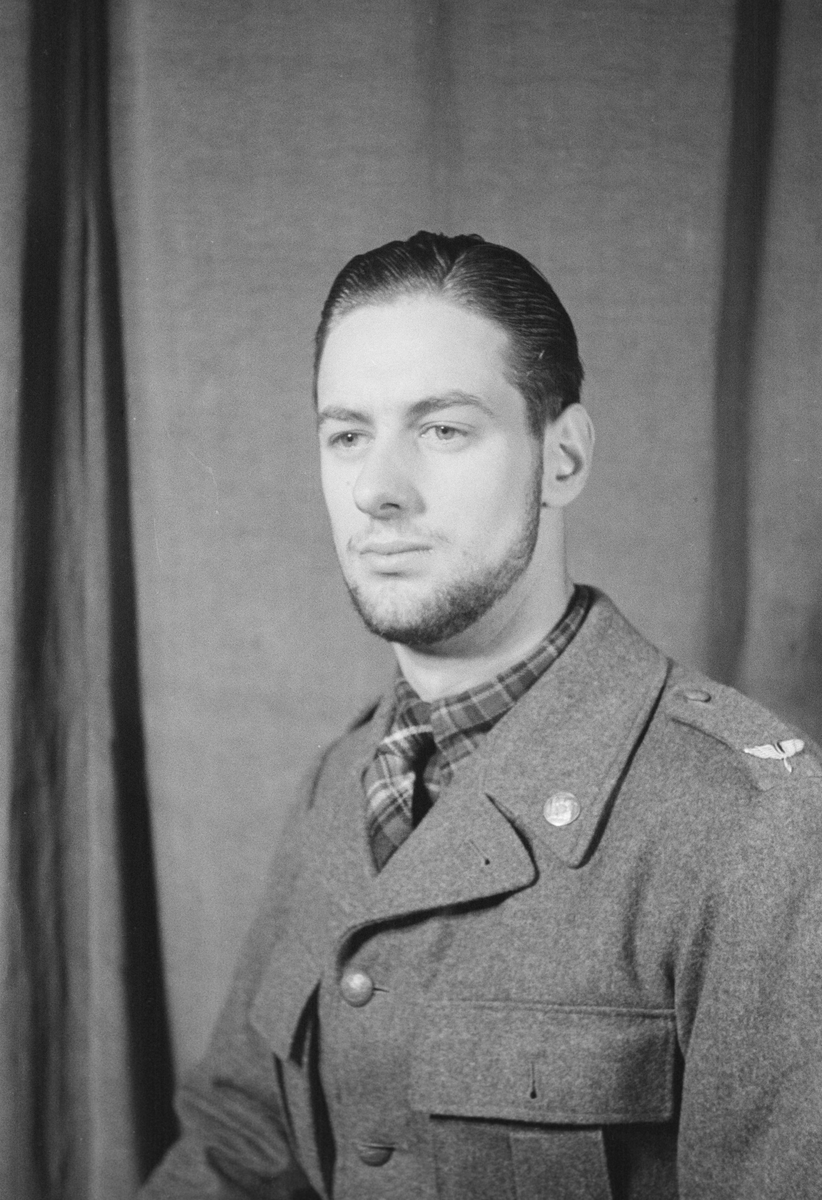 Porträttfoto av soldat Kjell Roland Sundberg (nummer 915), bilförare Posio vid F 19, Svenska frivilligkåren i Finland under finska vinterkriget, 1940.