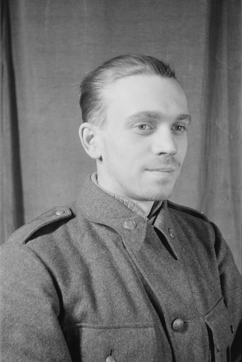 Porträttfoto av soldat Karl Åke Karlsson (nummer 822), chef tankningsavdelning vid F 19, Svenska frivilligkåren i Finland under finska vinterkriget, 1940.