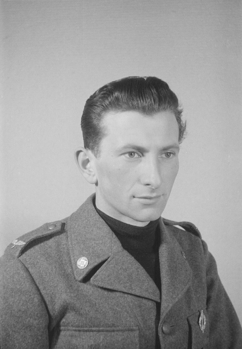 Porträttfoto av översergeant Johan Tore Strindberg (nummer 769), baschef Posio vid F 19, Svenska frivilligkåren i Finland under finska vinterkriget, 1940.