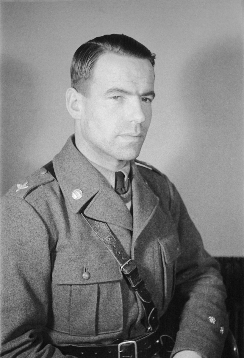 Porträttfoto av fältväbel Arne Andreas Fredin (nummer 755), maskinmästare vid F 19, Svenska frivilligkåren i Finland under finska vinterkriget, 1940.