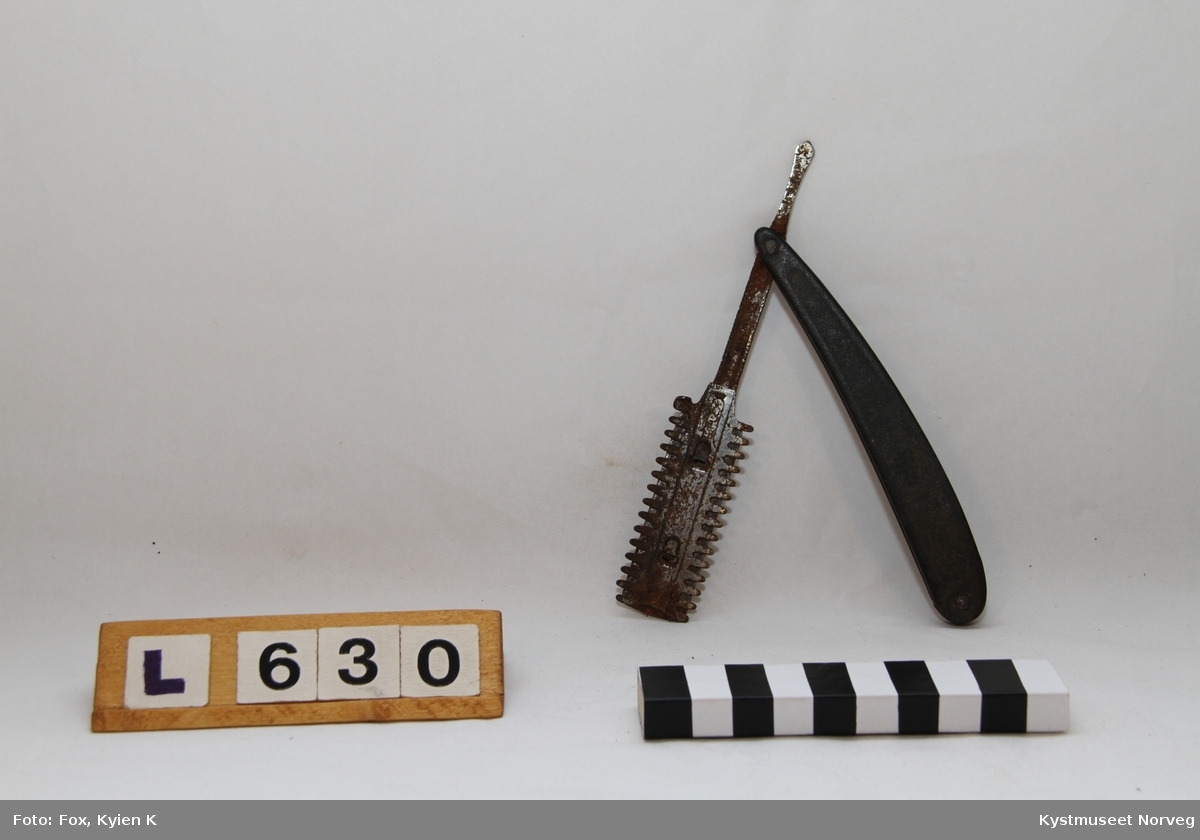 Barberkniv med Svart skaft mulig laget av plast. Gave fra Adolf Amundsen. Rustet utseende, spor etter mulig forniklet.