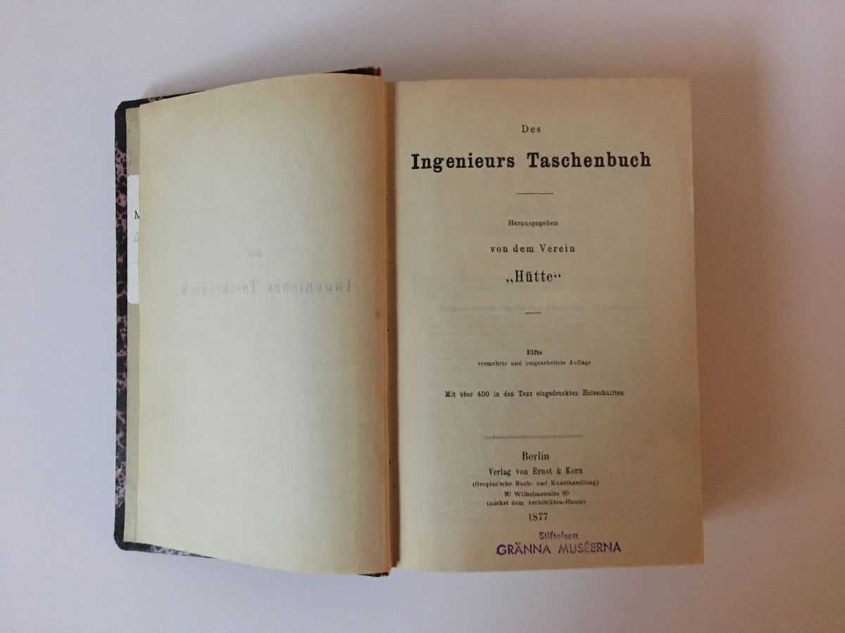 Liten tjock bok på 971 sidor med ryggtitel: "Ingenieurs Taschenbuch" med titelsida: "Des Ingenieurs Taschenbuch. Herausgegeben von dem Verein 'Hütte'". 
Utgiven på Verlag von Ernst & Korn i Berlin 1877.