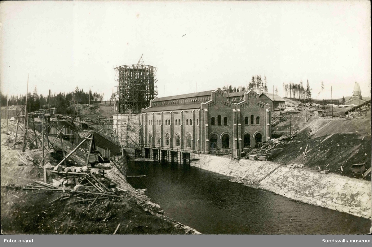 Vykort med motiv över byggnationen av Ljungaverks kraftstation.