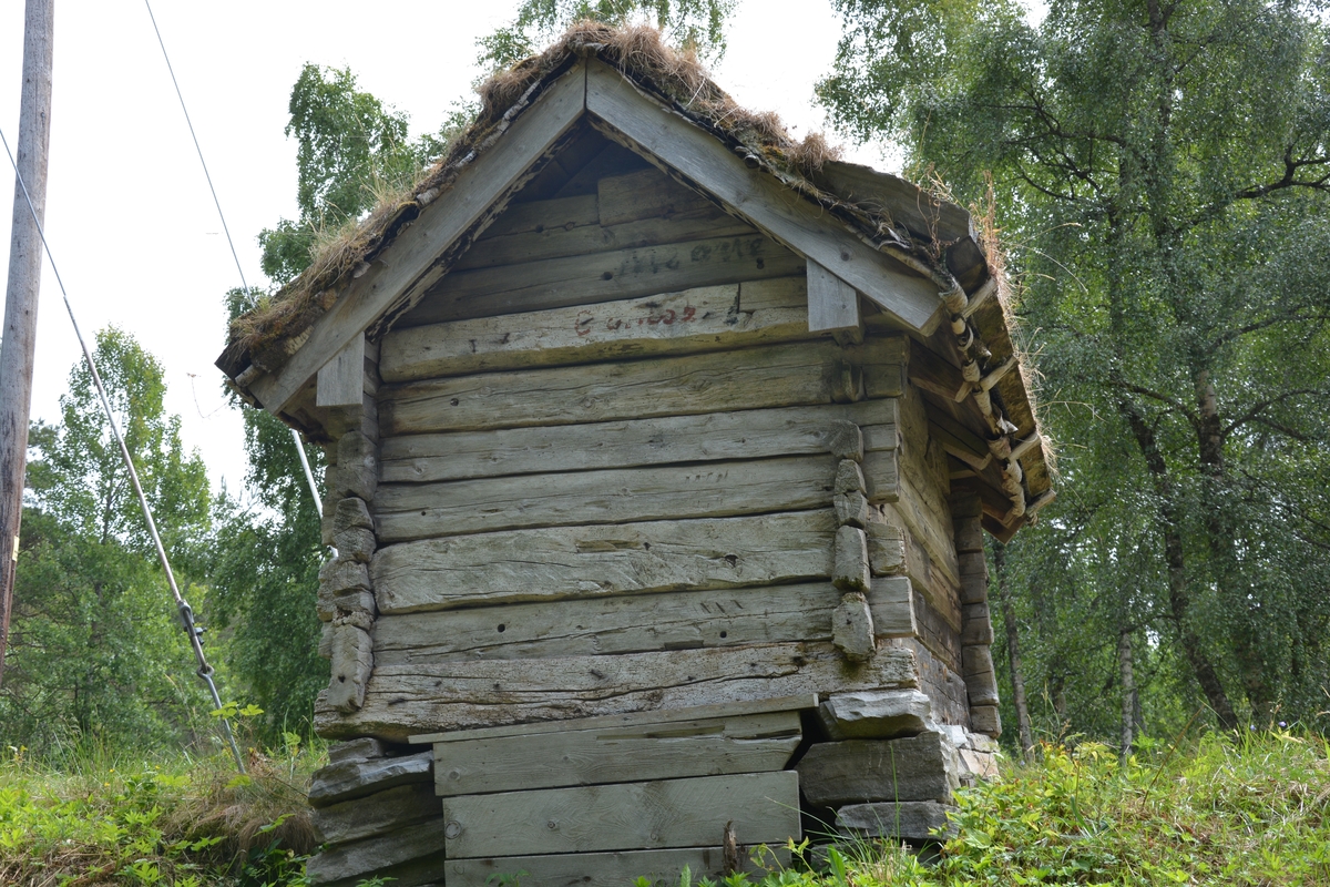 Tømra liten bygning (1 rom), delvis med supanel utvendig. 
Tørrmur og torvtak
Tosetar
