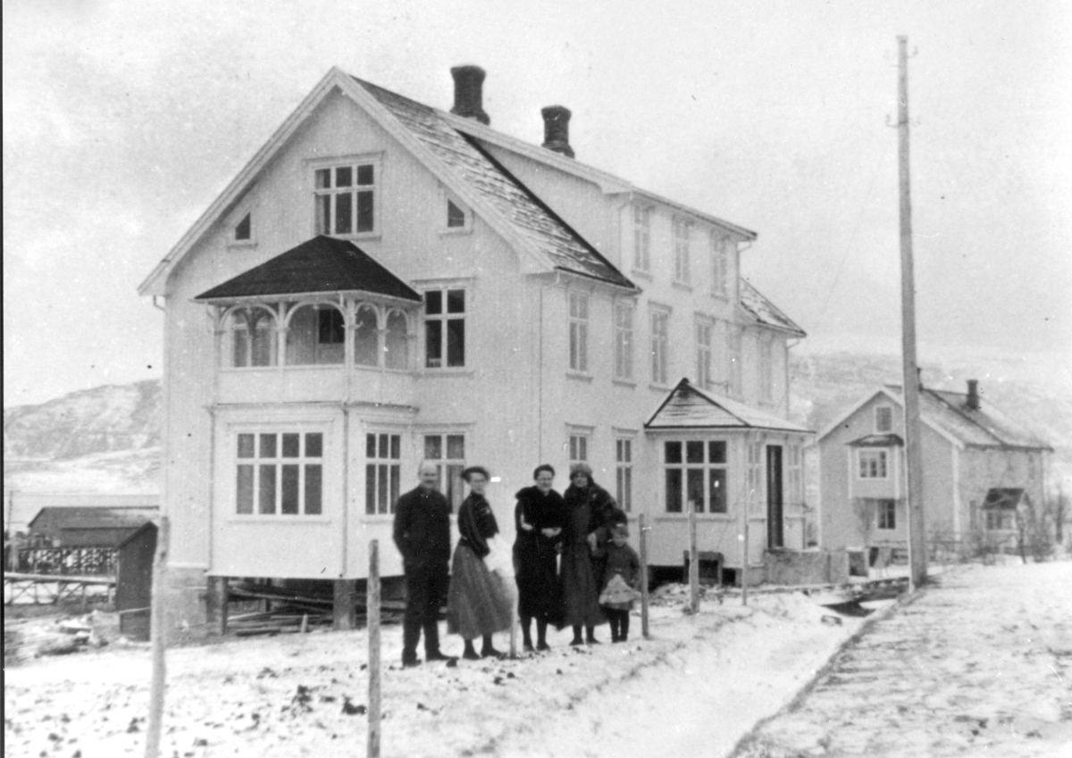 Grand hotell på Nesna, sannligvis på 1920-tallet. Personene på bildet er noe utydelige men det kan være Harald Beck, Marie Berg, fru Zahl, Johanne Walnum og Inger. I bakgrunnen ser vi  butikk- og bolighuset til Torvald Zahl.