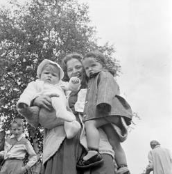 Åpning av Røros flyplass. Ingeborg Giset med sine to barn