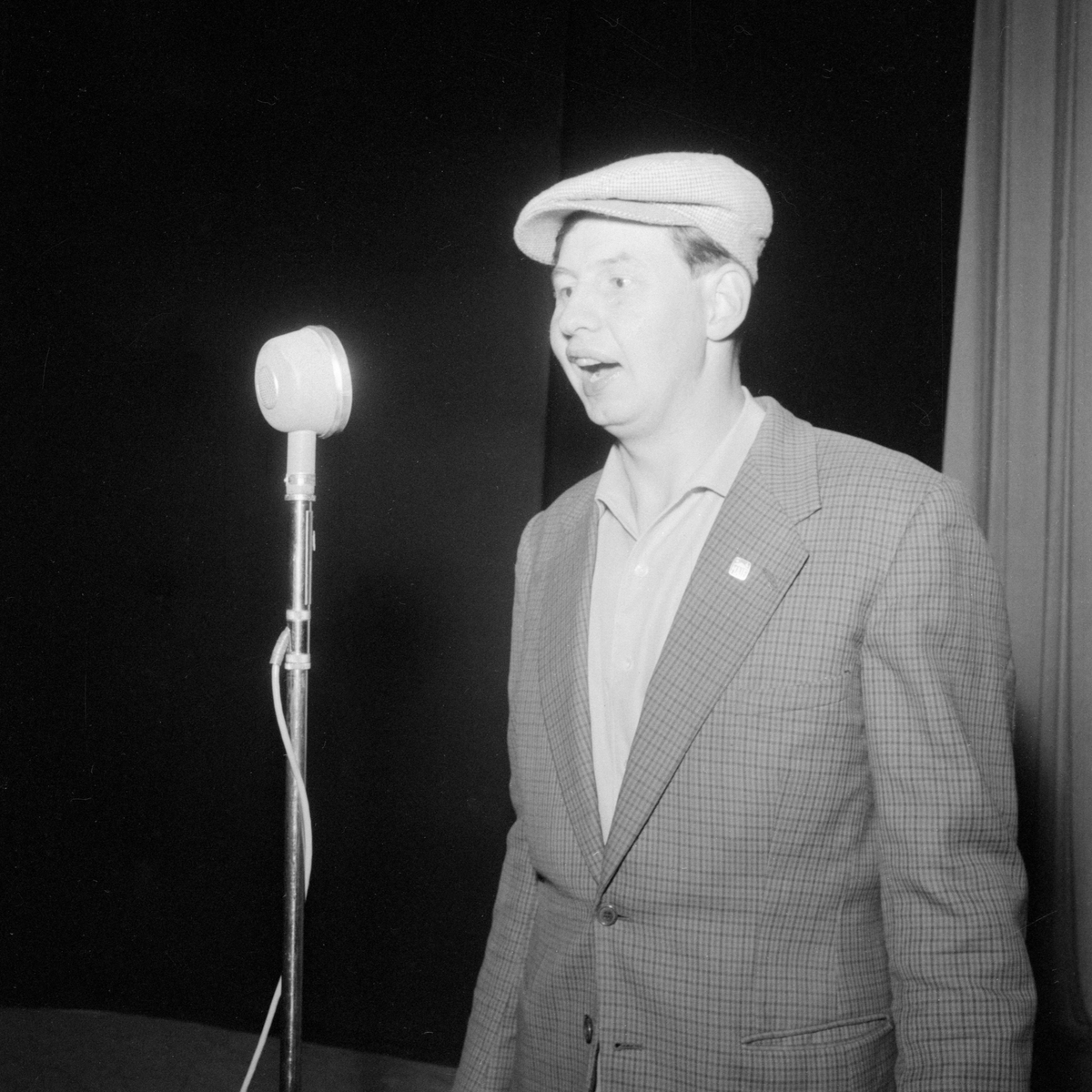 Gösta "Snoddas" Nordgren under ett av otaliga framträdande sedan hans formidabla succé i Lennart Hylands radioprogram Karusellen den 26 januari 1952. Här i Åtvidabergs folkpark 1956.