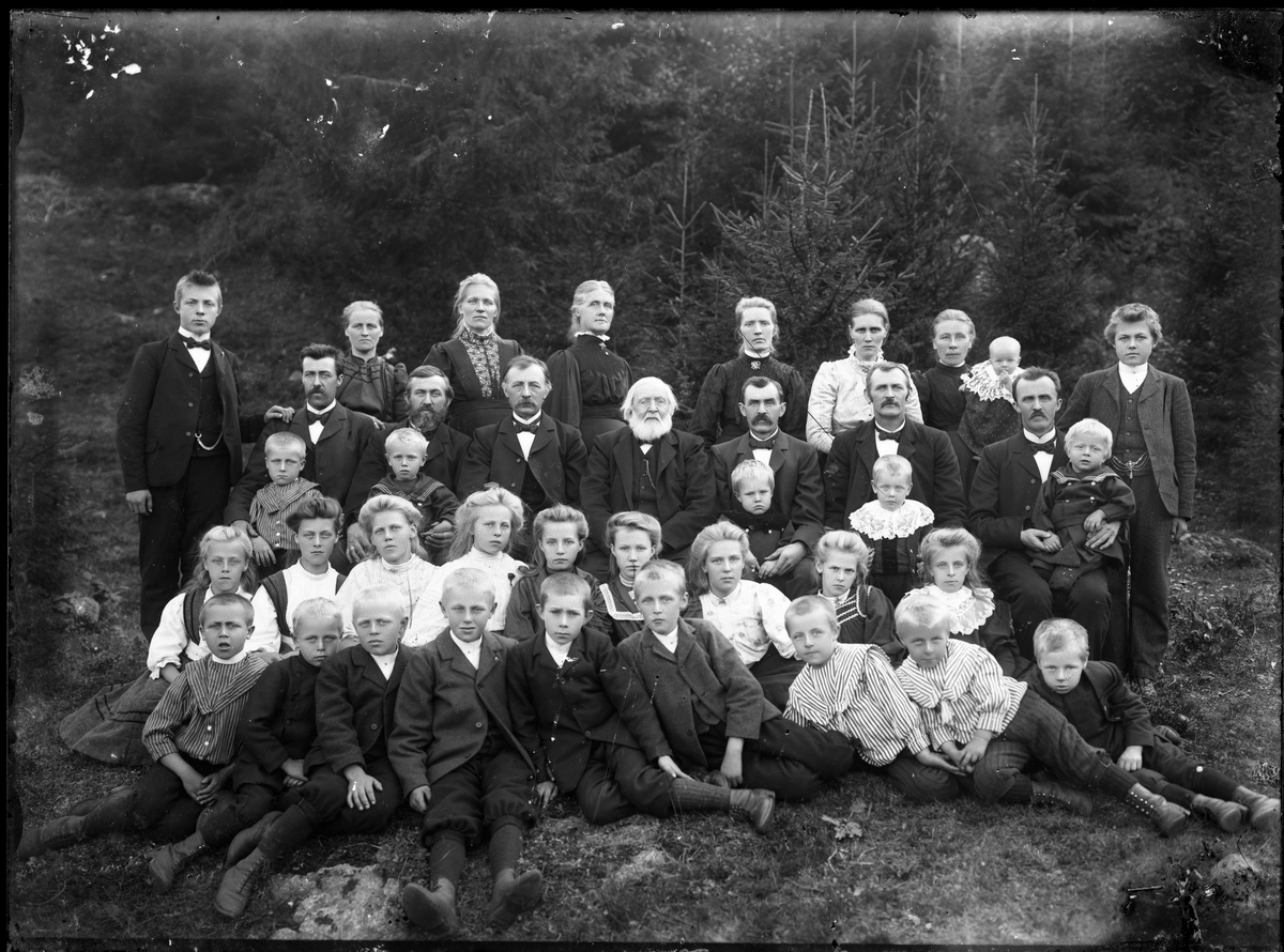 Fotosamling etter Øystein O. Kaasa. (1877-1923). Gruppeportrett. 
Kaasa ble født i Bø i Telemark på husmannsplassen Kåsa under Vreim. Han gikk først i lære som møbelsnekker, forsøkte seg senere som anleggsarbeider og startet etterhvert Solberg Fotoatelie i Seljord, (1901-1923). Giftet seg i 1920 med Sigrid Pettersen fra Stavern. Han ble av mange kalt "Telemarksfotografen".
Kaasa fikk to sønner Olav Fritjof (1921-1987) og Erling Hartmann f 1923. Olav Fritjof ble fotograf som sin far, og drev Solberg Foto i Staven 1949, Sarpsborg 1954 og Larvik fra 1960. Hans sønn igjen John Petter Solberg drev firmaet frem til 1990.