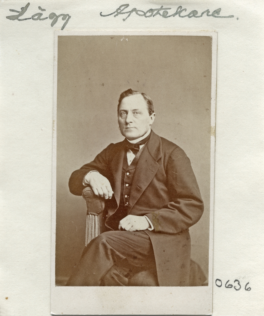 Enligt påskrift porträtt av apotekare Hägg. Tolkat vara densamme som Carl Emil Hägg. Mellan åren 1855-1874 apotekare i Skänninge.