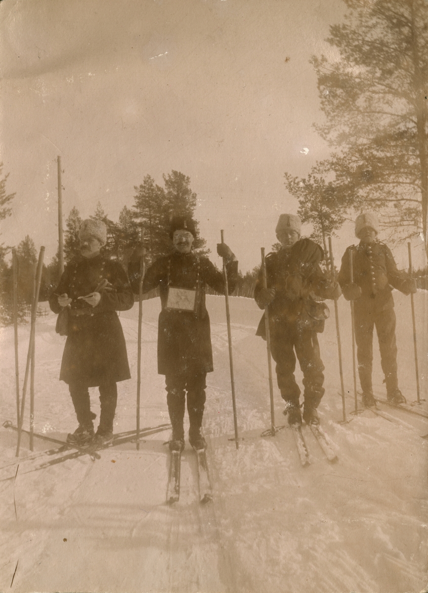 Text i fotoalbum: "Manöver i trakten af Piteå vintern 1906. Petré med stab."