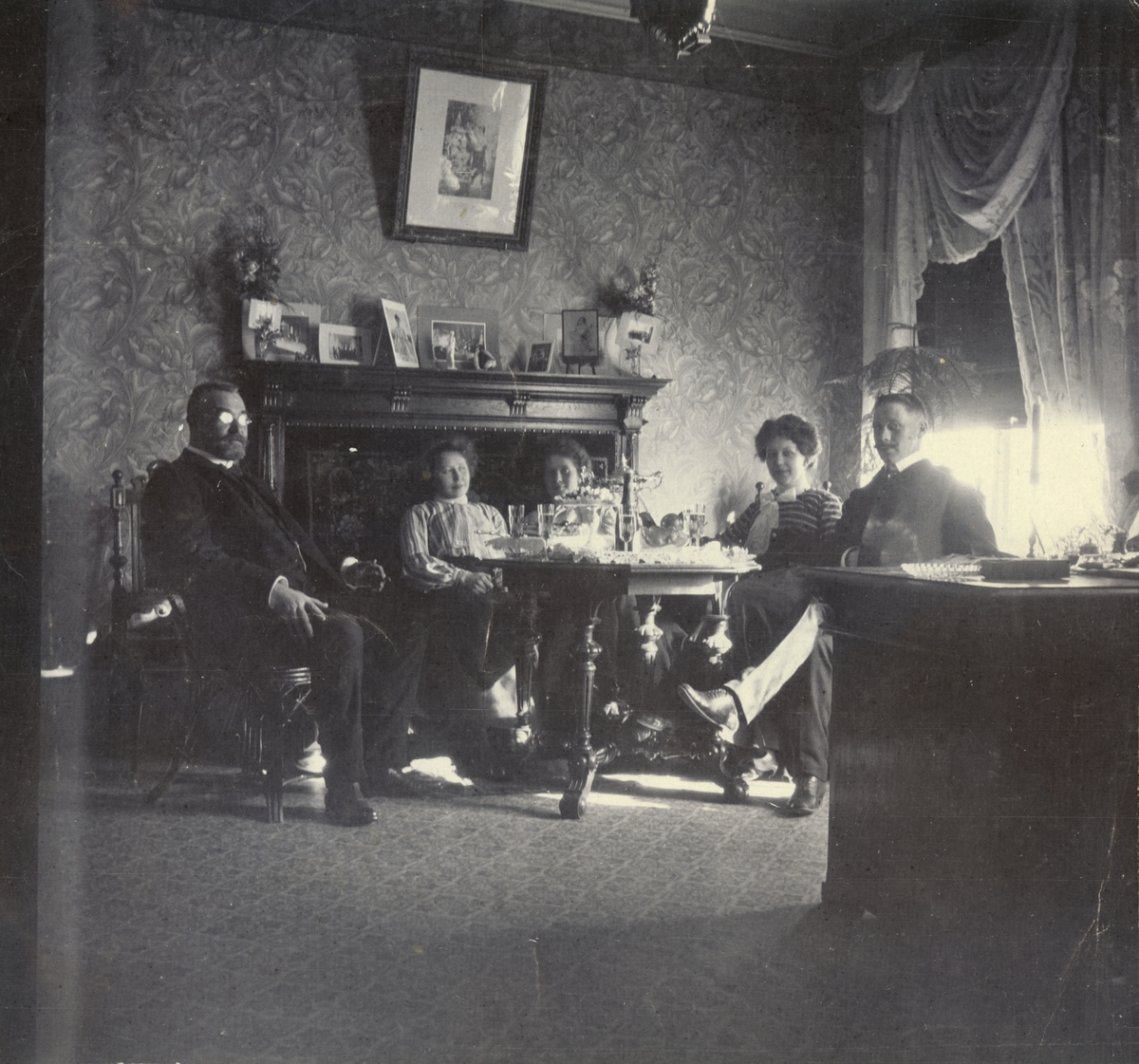 Text i fotoalbum: "Champagnefest hos bankdirektören Holmgren 1904."