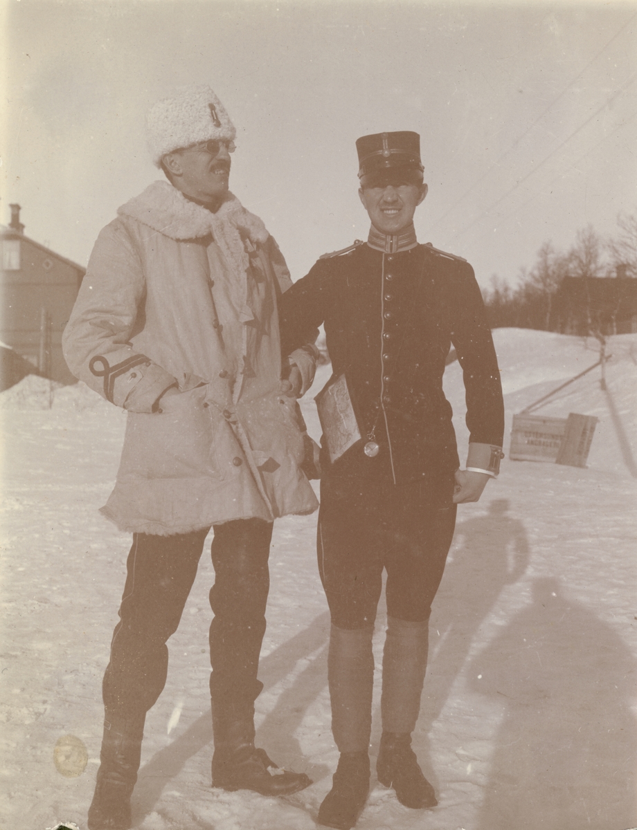 Text i fotoalbum: "Kungl. Krigshögskolans vinterfältövningar 1910. Benedick och Strandmark".
