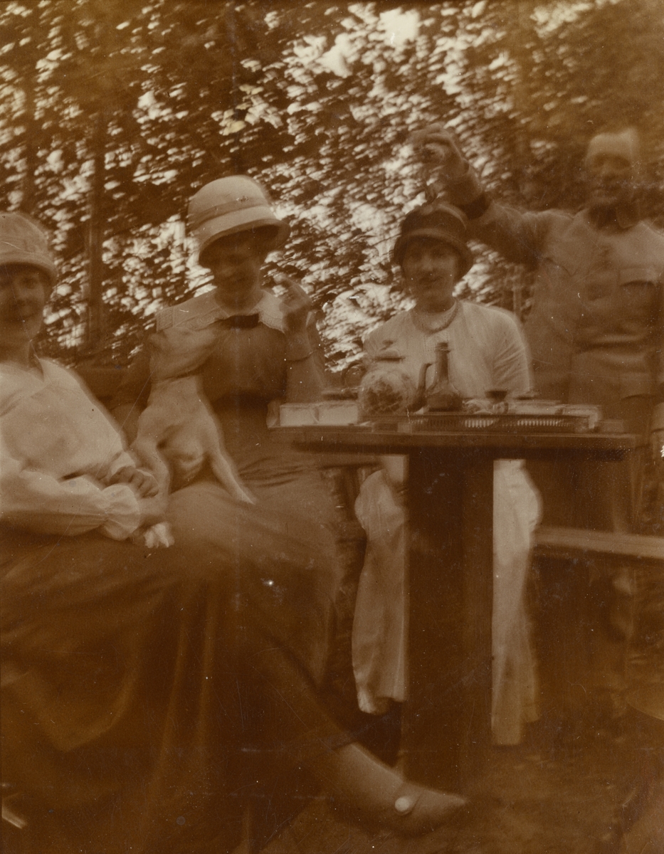 Text i fotoalbum: "Kaffe med avec utanför A 4 sommaren 1914".