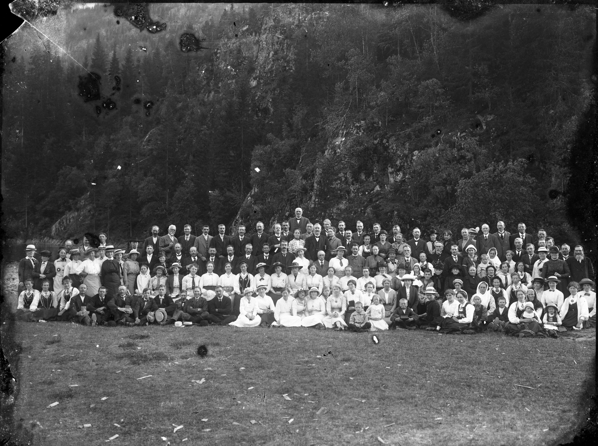 Fotosamling etter Øystein O. Kaasa. (1877-1923).Høyeste mann bak i midten er Anund Verpe. Han var fetter av fotografen, og 204 høy. Foreningen kan være IOGT i Seljord.
Kaasa ble født i Bø i Telemark på husmannsplassen Kåsa under Vreim. Han gikk først i lære som møbelsnekker, forsøkte seg senere som anleggsarbeider og startet etterhvert Solberg Fotoatelie i Seljord, (1901-1923). Giftet seg i 1920 med Sigrid Pettersen fra Stavern. Han ble av mange kalt "Telemarksfotografen".
Kaasa fikk to sønner Olav Fritjof (1921-1987) og Erling Hartmann f 1923. Olav Fritjof ble fotograf som sin far, og drev Solberg Foto i Staven 1949, Sarpsborg 1954 og Larvik fra 1960. Hans sønn igjen John Petter Solberg drev firmaet frem til 1990.