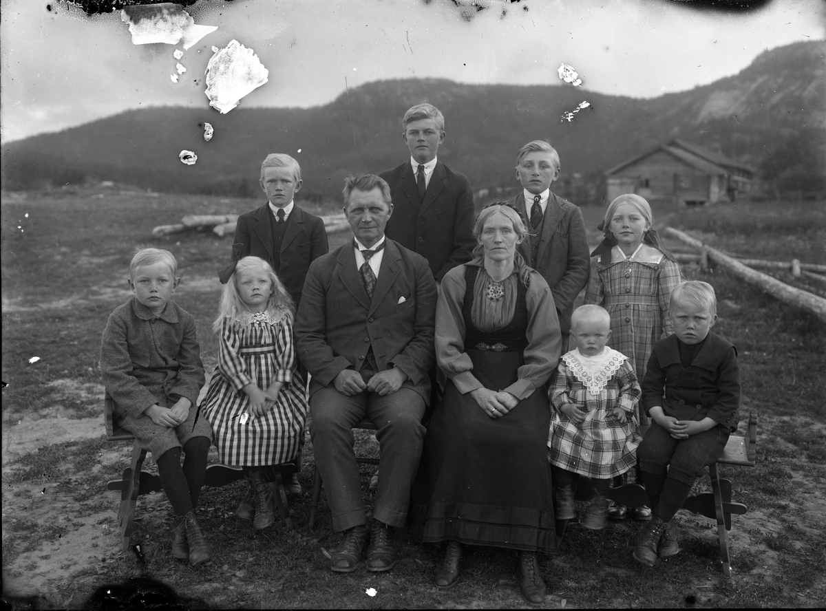 Fotosamling etter Øystein O. Kaasa. (1877-1923). Gruppeportrett, Telemark.
Kaasa ble født i Bø i Telemark på husmannsplassen Kåsa under Vreim. Han gikk først i lære som møbelsnekker, forsøkte seg senere som anleggsarbeider og startet etterhvert Solberg Fotoatelie i Seljord, (1901-1923). Giftet seg i 1920 med Sigrid Pettersen fra Stavern. Han ble av mange kalt "Telemarksfotografen".
Kaasa fikk to sønner Olav Fritjof (1921-1987) og Erling Hartmann f 1923. Olav Fritjof ble fotograf som sin far, og drev Solberg Foto i Staven 1949, Sarpsborg 1954 og Larvik fra 1960. Hans sønn igjen John Petter Solberg drev firmaet frem til 1990.
