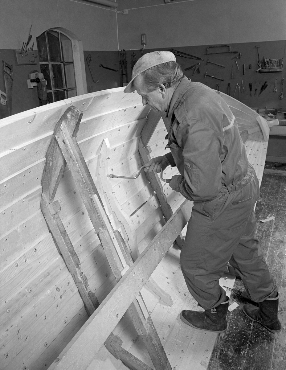 Bygging av fløterbåt (Flisa-båt) Nov. 1984. Glomma fellesfløtnings forenings verksted på Flisa. Trespantene skrues fast.