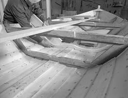 Bygging av fløterbåt (Flisa-båt) Nov. 1984. Glomma fellesflø