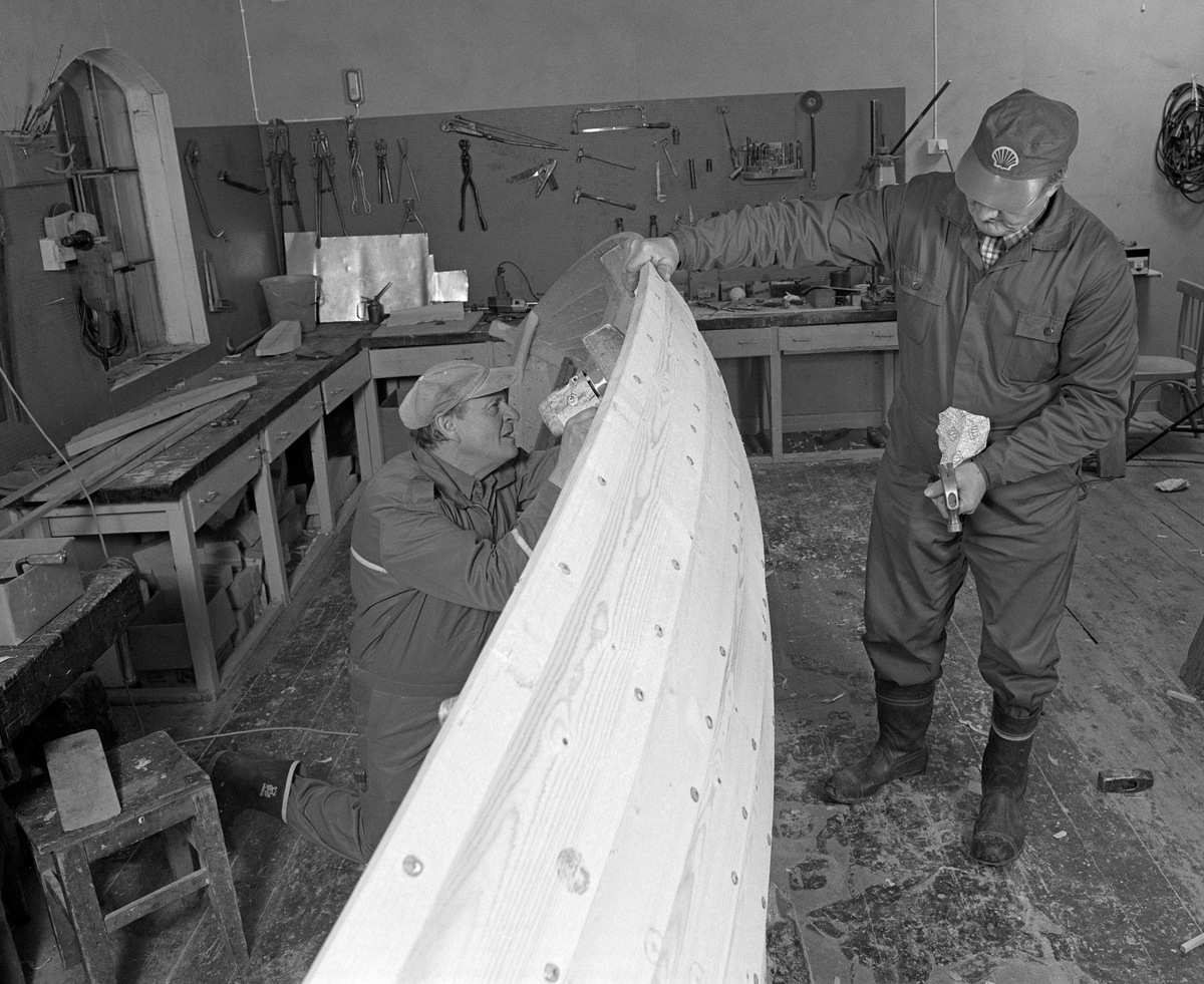Bygging av fløterbåt (Flisa-båt) Nov. 1984. Glomma fellesfløtnings forenings verksted på Flisa. Klinking av fløterbåt. Lager hull med elektrisk bor.