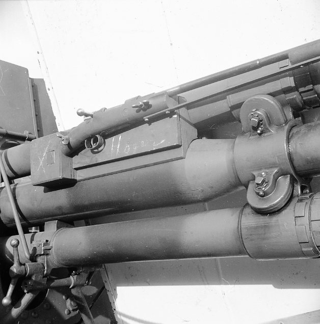 Pjäsgevär monterat på 7,5 cm kanon m/1940.