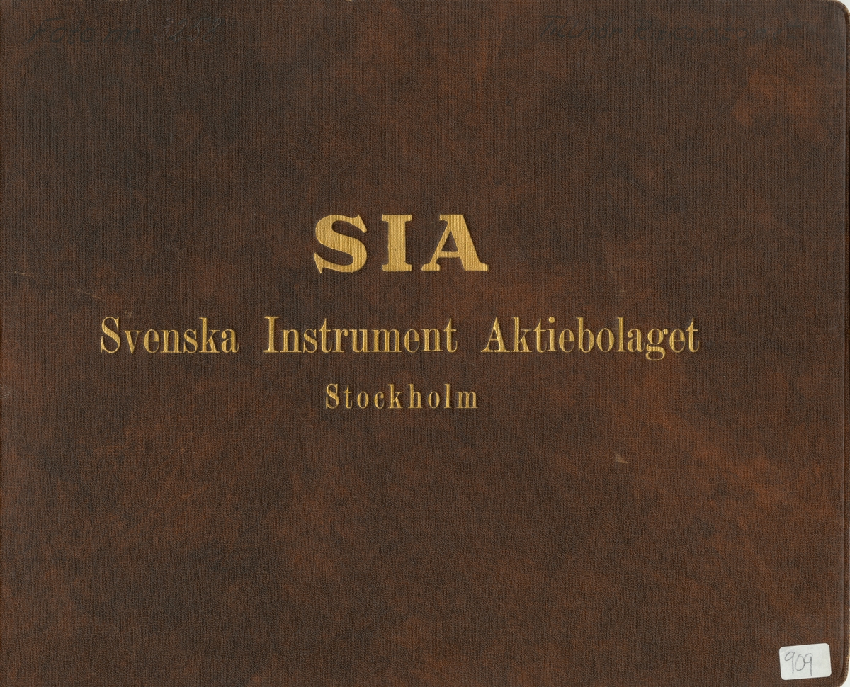 Fotoalbum innehållande bilder på instrument tillverkad av Svenska Instrument Aktiebolaget (SIA).