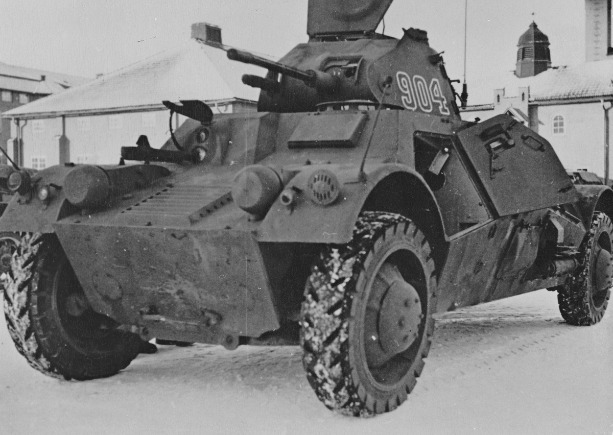 Pansarbil m/40 – Lynx

1939 beställdes 30 pansarbilar av modellen Lynx från Landsverk som lade ut produktionen på Volvo. Bilarna betecknades Pansarbil m/40. Lynx hade kommit till utifrån en dansk kravspecifikation. Största delen av de danska bilarna beslagtogs av Sverige och fick beteckningen m/39. Exteriört är de båda modellerna mycket lika. Karossen var helsvetsad och pansaret upp till 13 mm tjockt. I tornet satt, parallellt, en Bofors 20 mm automatkanon och en 8 mm kulspruta m/36. I chassit satt en kulspruta i vardera riktningen.

Trots fyrhjulsdrift var terrängframkomligheten begränsad, främst p.g.a. hög vikt. Bilen hade fyrhjulsstyrning, en förare i vardera änden och gick att köra lika fort åt båda hållen. Bilen hade två vägmätare som vardera mätte körsträckan endast i ”sin” riktning. Bilen blev mycket omtyckt och hade god tillförlitlighet. Den hade för tiden - och för att vara ett lätt stridsfordon - hög eldkraft, tyst gång, avancerad sambandsutrustning och kunde hålla hög hastighet. 1958 utgick pansarbilarna ur organisationen.
Text: Arsenalen
