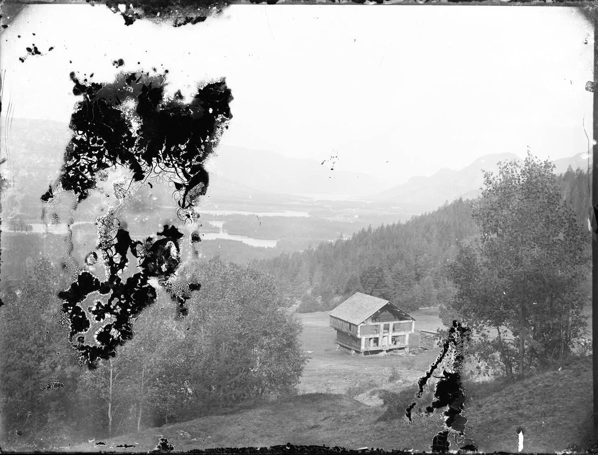 Fotosamling etter Øystein O. Kaasa. (1877-1923). Landskapsportrett med gårdsbebyggelse, ant. Telemark.
Kaasa ble født i Bø i Telemark på husmannsplassen Kåsa under Vreim. Han gikk først i lære som møbelsnekker, forsøkte seg senere som anleggsarbeider og startet etterhvert Solberg Fotoatelie i Seljord, (1901-1923). Giftet seg i 1920 med Sigrid Pettersen fra Stavern. Han ble av mange kalt "Telemarksfotografen".
Kaasa fikk to sønner Olav Fritjof (1921-1987) og Erling Hartmann f 1923. Olav Fritjof ble fotograf som sin far, og drev Solberg Foto i Staven 1949, Sarpsborg 1954 og Larvik fra 1960. Hans sønn igjen John Petter Solberg drev firmaet frem til 1990.