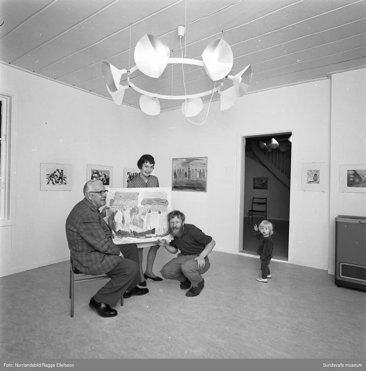 Sundsvallskonstnärerna Gustaf Walles, Gertie och Rolf Lidberg samt deras lilla dotter Sylvia Lidberg, i paret Lidbergs galleri på Grundläggaregatan.