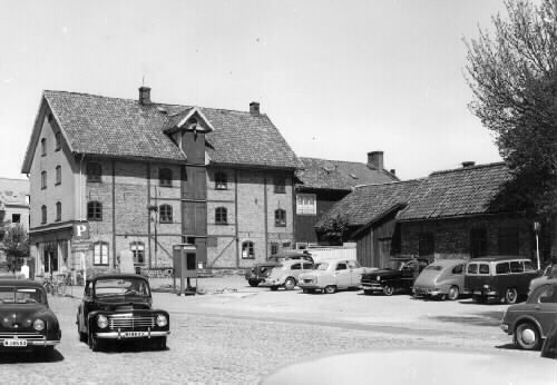 Magasinet revs 23/7 1957, för schaktning för blivande stadshus.  Falkenbergs brandkår fanns i huset till vänster fram till 1954 då brandstationen i kv. Hjulet togs i bruk.