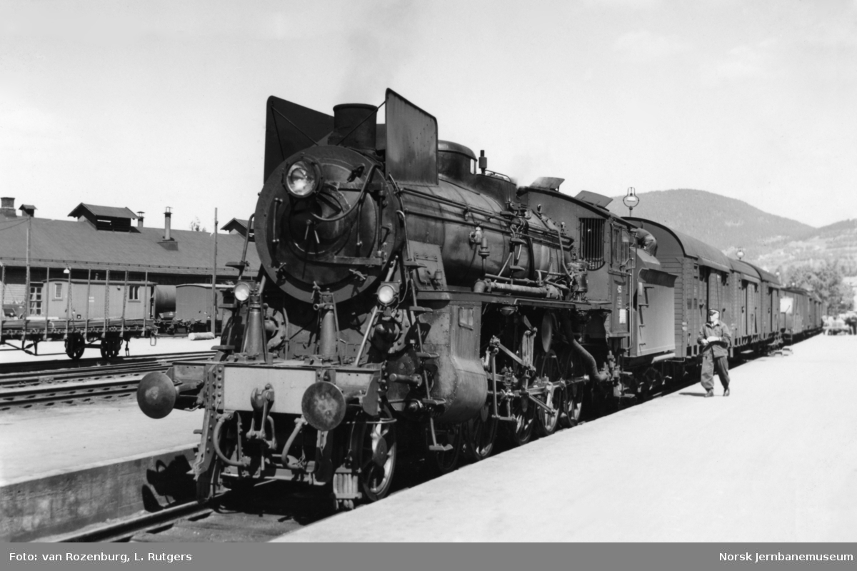 Damplokomotiv type 26c nr. 435 med godstog på Lillehammer stasjon