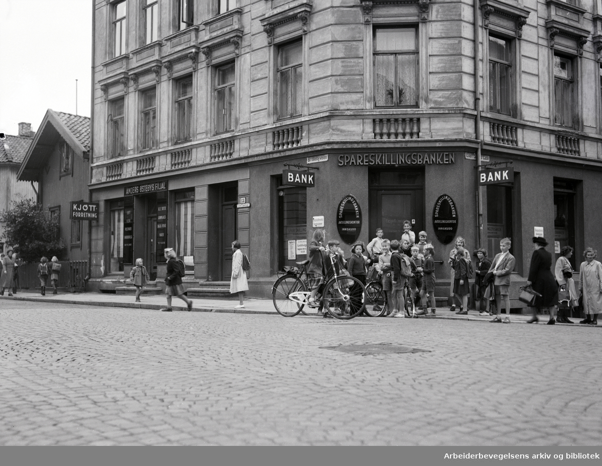 Spareskillingsbanken på Briskeby ranet. Nysgjerrige tilskuere på hjørnet av Briskebyveien og Eilert Sundts gate. September 1950.