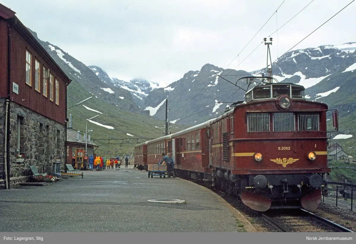 Elektrisk lokomotiv El 9 2062 med persontog til Flåm på Myrdal stasjon