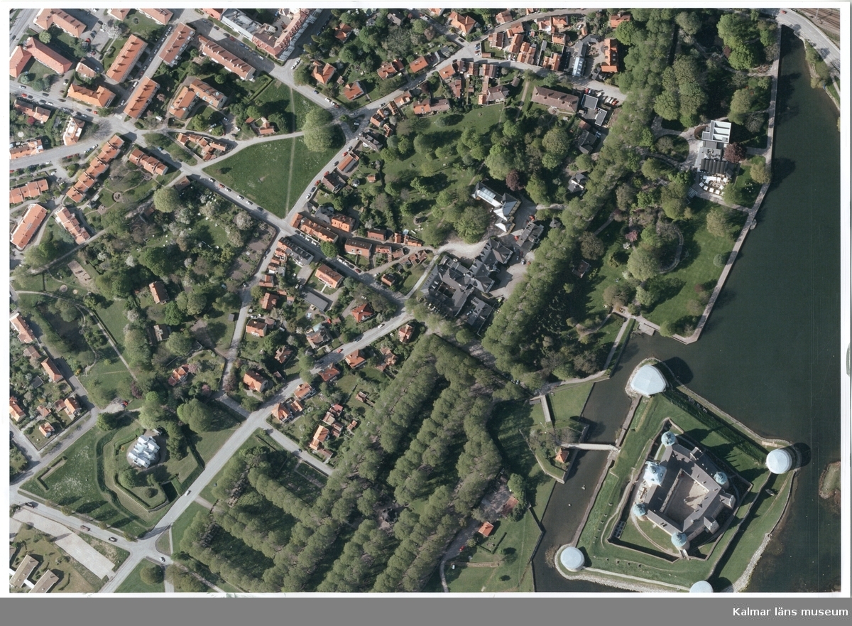 Gamla staden, så som den såg ut 2009, sedd i plan uppifrån med Kalmar slott och bebyggelse, samt platsen för bykyrkan, Stadsparken, Söderportsskolan, Södra kyrkogården mm.