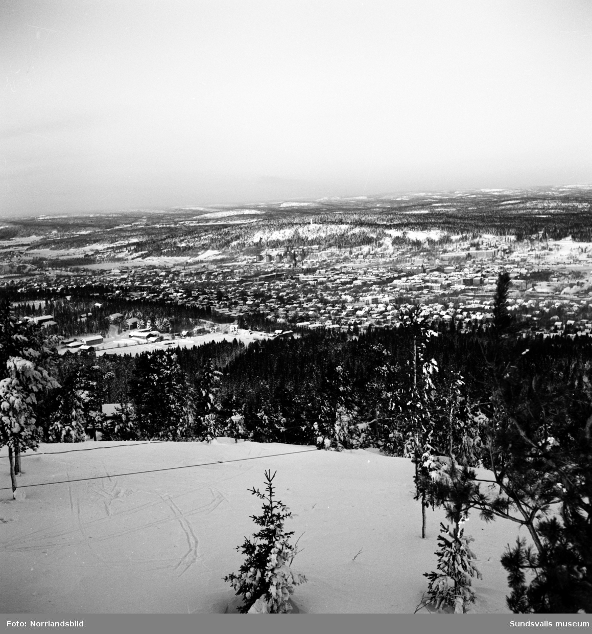 Vintervyer från Södra stadsberget mot staden och fjärden.
