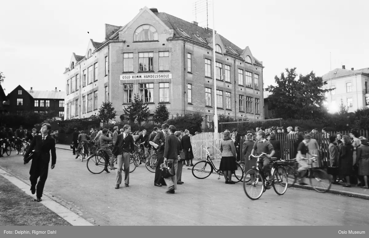 Oslo kommunale handelsskole, gate, gutter, jenter, skoleelever, sykler, villa, bygård